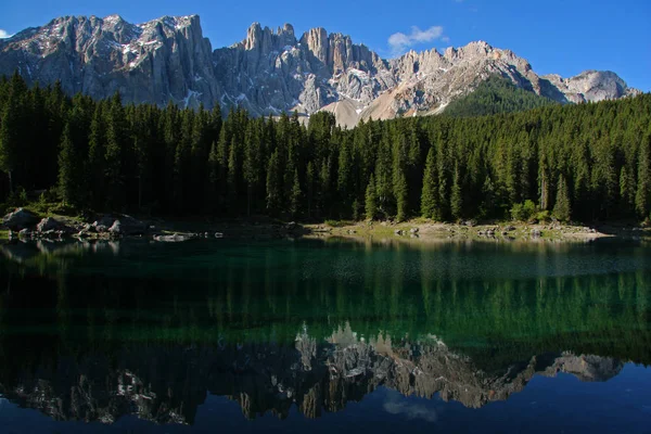 Smaragdgrüner Bergsee — Stockfoto