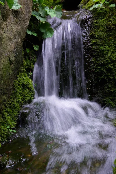 Bella Cascata Sullo Sfondo Della Natura — Foto Stock