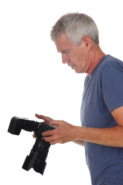 Senior Man Met Een Camera Een Witte Achtergrond — Stockfoto