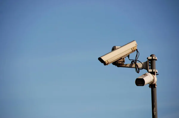 Mavi Gökyüzü Arkaplanındaki Güvenlik Kamerası — Stok fotoğraf