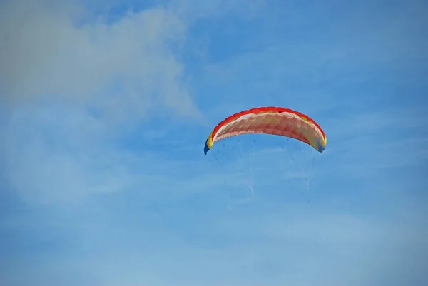 空を飛ぶパラグライダー — ストック写真