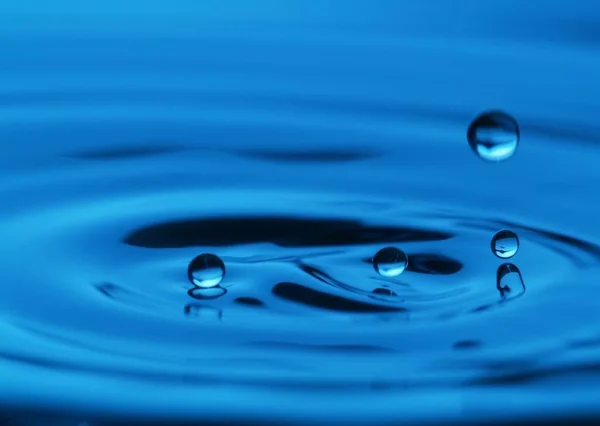 Gota Agua Sobre Fondo Azul —  Fotos de Stock