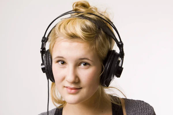 Νεαρή Γυναίκα Που Ακούει Μουσική — Φωτογραφία Αρχείου