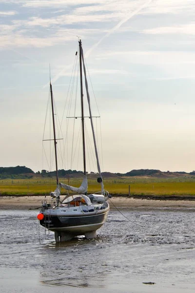 Een Zeilboot Bij Dageraad Noord Duitse Waddenzee — Stockfoto