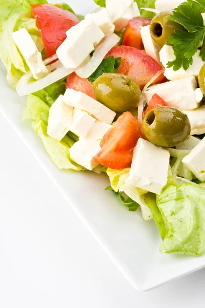 Λεπτομέρεια Ελληνικής Σαλάτας Λευκό Πιάτο — Φωτογραφία Αρχείου