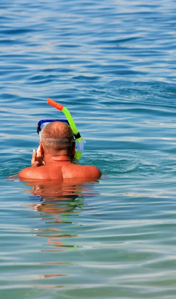 Ung Pojke Simmar Poolen — Stockfoto