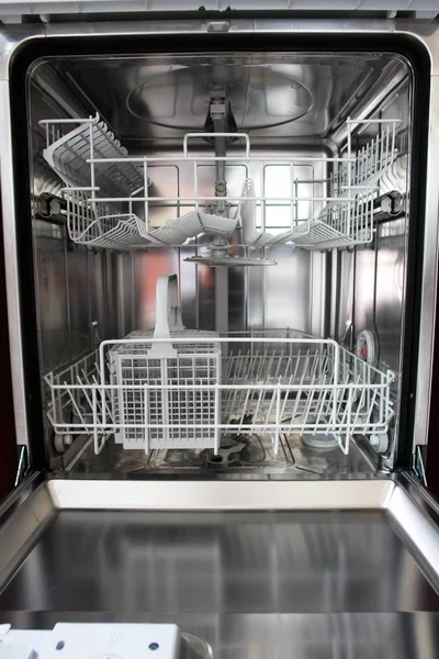 Посудомоечная Машина Чистой Посудой Кухне — стоковое фото