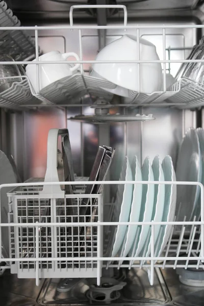 Пустая Посудомоечная Машина Кухне — стоковое фото