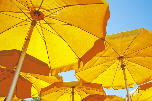 Sombrilla Amarilla Playa — Foto de Stock