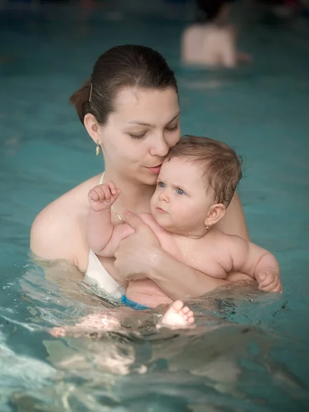 妈妈和宝宝在游泳池里 — 图库照片