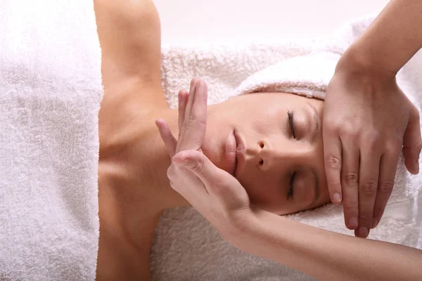 Giovane Donna Che Riceve Massaggi Centro Termale — Foto Stock