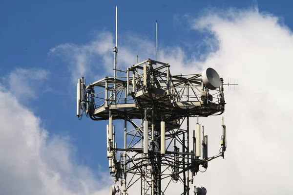 Tour Télécommunication Avec Antennes Antenne Parabolique Sur Ciel Bleu — Photo