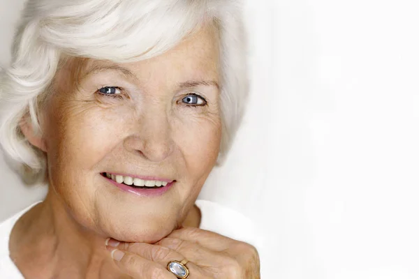 Stüdyodaki Mutlu Yaşlı Kadının Portresi — Stok fotoğraf
