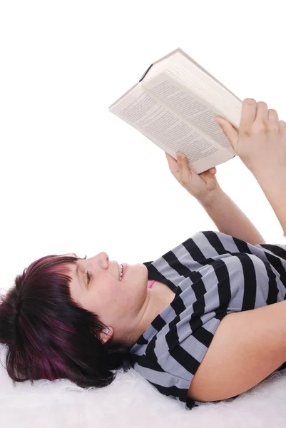 Jonge Vrouw Die Een Boek Leest — Stockfoto