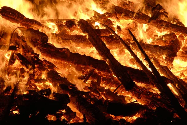 Kırmızı Turuncu Ateş Şenlik Ateşi — Stok fotoğraf