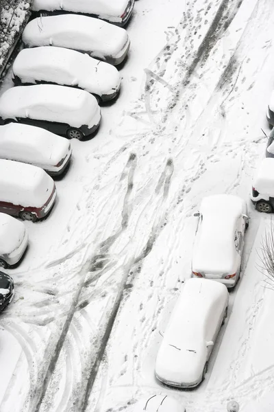 冬天被雪覆盖的汽车 — 图库照片