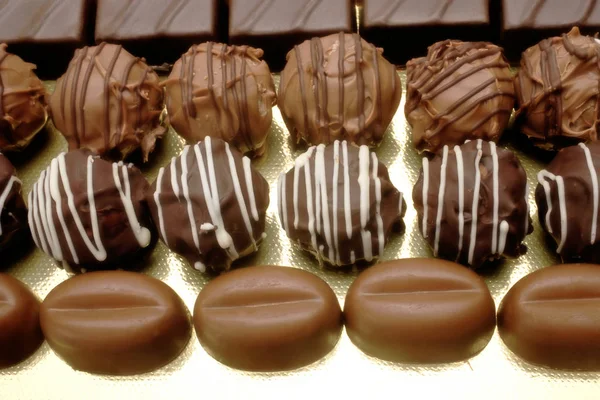 Chocolates Sobre Fundo Branco — Fotografia de Stock