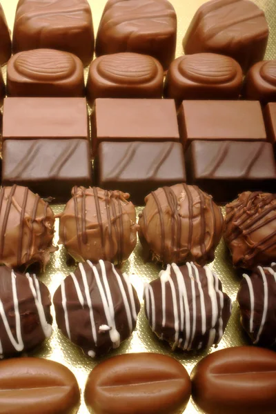 Chocolates Sobre Fondo Blanco — Foto de Stock