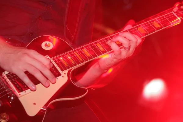 Nahaufnahme Eines Mannes Der Gitarre Spielt — Stockfoto