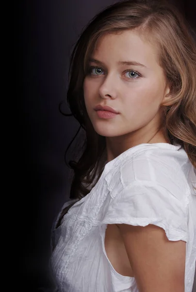 Retrato Una Hermosa Joven Con Vestido Blanco — Foto de Stock