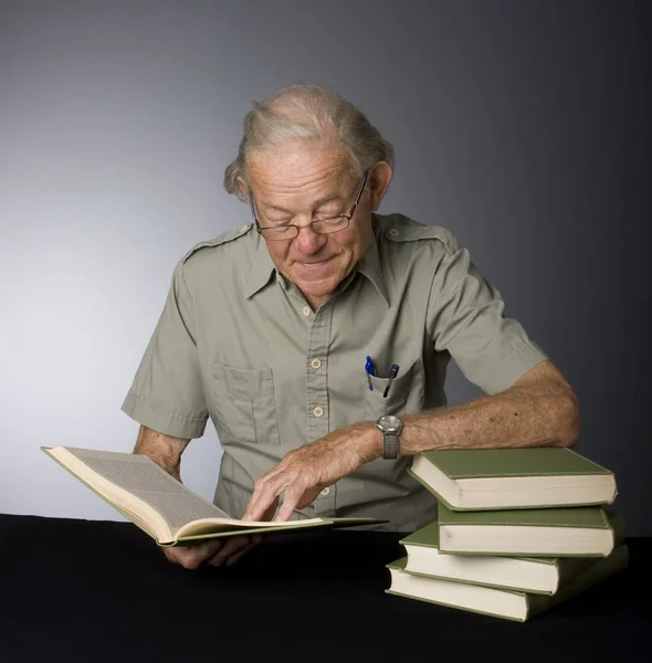 Hombre Mayor Leyendo Libro — Foto de Stock