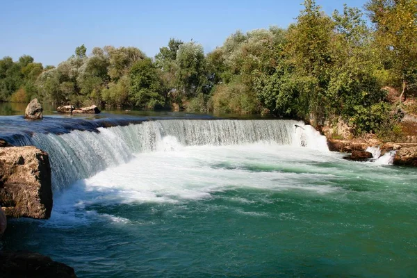 Hermosa Cascada Sobre Fondo Naturaleza —  Fotos de Stock