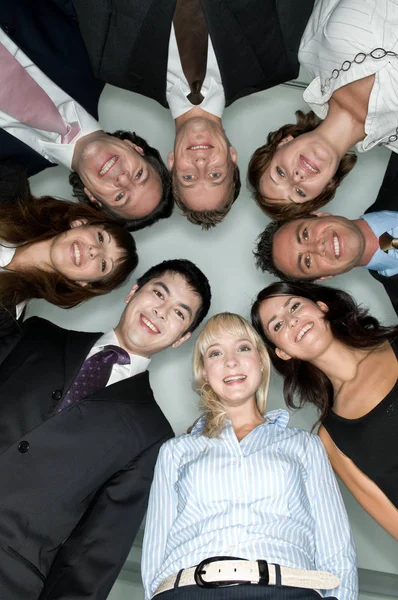 Grupo Jovens Sorrindo Felizes — Fotografia de Stock