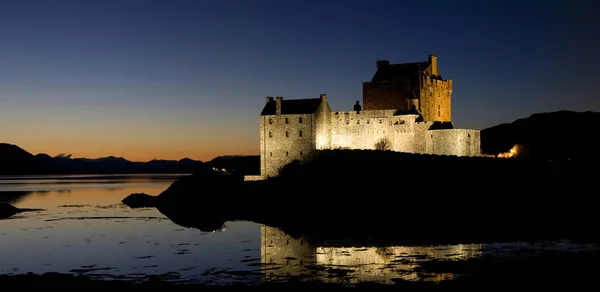 Het Laagland Kasteel Staat Een Klein Eiland Loch Duich Westelijke — Stockfoto