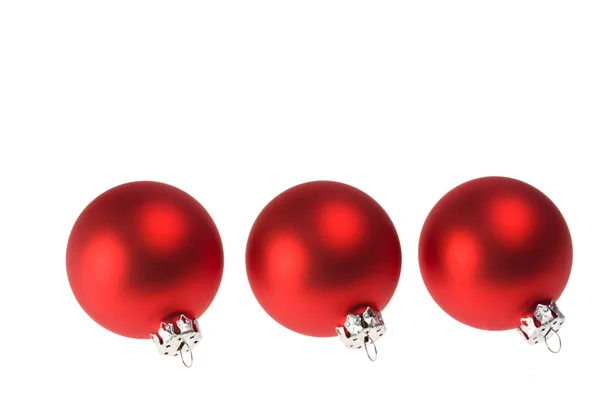 Drei Rote Christbaumkugeln Isoliert — Stockfoto