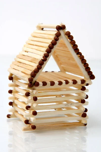 Dřevěný Dům Zápalkami Bílém Pozadí — Stock fotografie