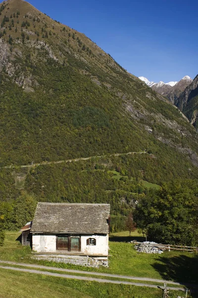 Maison Dans Les Montagnes — Photo