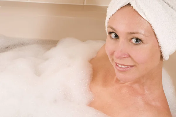 Frau Badewanne Mit Handtuch Kopf — Stockfoto