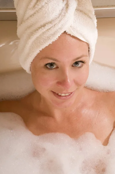 Frau Badewanne Mit Mühe Kopf — Stockfoto