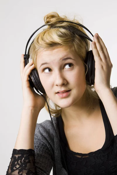 Jovem Mulher Ouvindo Música — Fotografia de Stock