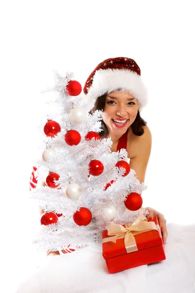 クリスマスの女性をギフトで笑う — ストック写真