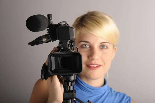 Jovem Mulher Câmera Vídeo — Fotografia de Stock