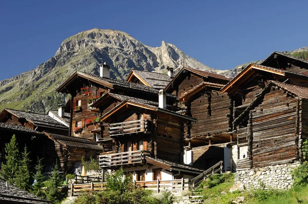 Typiska Solbrända Valais Chalets Och Lagring Grimentz Valais Shw — Stockfoto