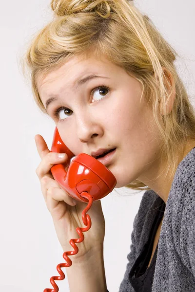 Jovem Mulher Segurando Telefone Vermelho — Fotografia de Stock