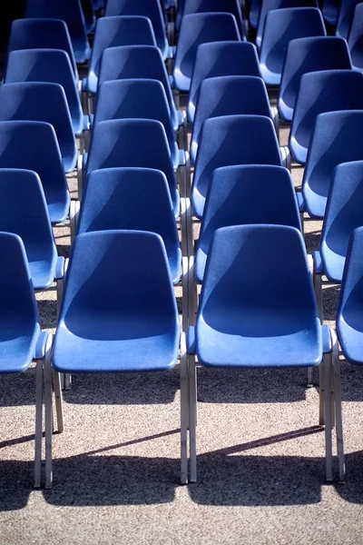青い椅子が並んでいます — ストック写真