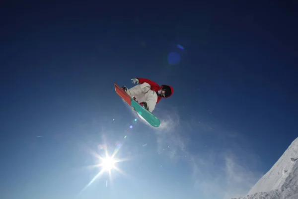 Snowboarder Volant Sur Les Montagnes Enneigées — Photo