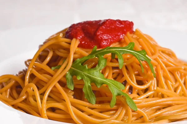 Czerwone Spaghetti Sosem Pomidorowym — Zdjęcie stockowe