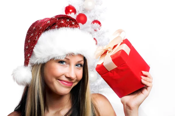 クリスマスの女性をギフトで笑う — ストック写真