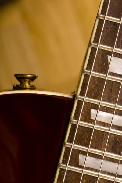 Guitarra Acústica Sobre Mesa —  Fotos de Stock