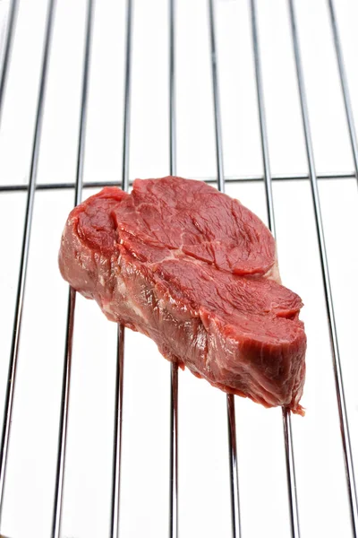 Nyers Steak Egy Grill Elszigetelt Fehér — Stock Fotó