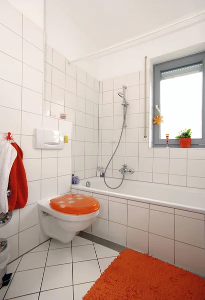 Moderne Badkamer Met Een Witte Wastafel Een Glas Rode Loper — Stockfoto