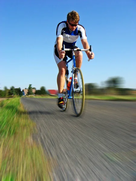 Jonge Vrouw Fietsen Park — Stockfoto