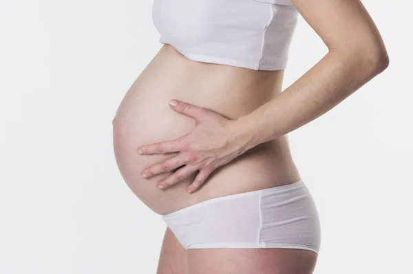 Karnında Elleri Olan Hamile Bir Kadın — Stok fotoğraf