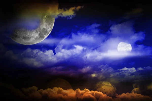 夜空中的月亮和云彩 免版税图库照片