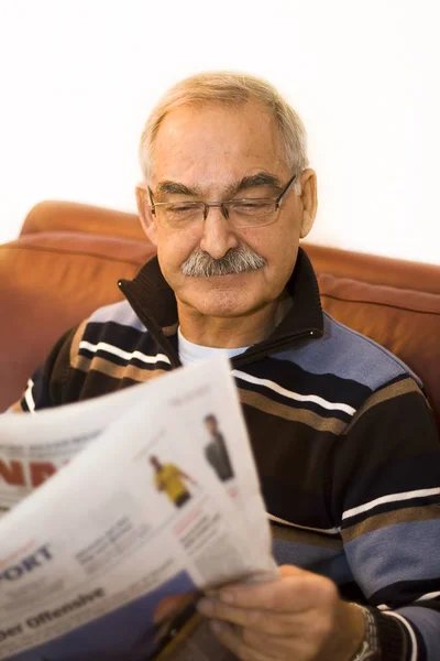 Homem Sênior Ler Jornal — Fotografia de Stock
