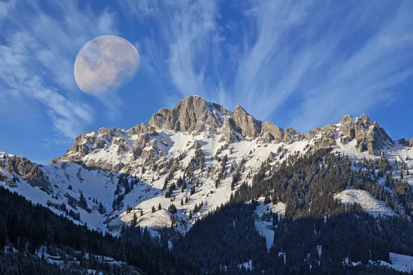Nubes Luna Montañas — Foto de Stock